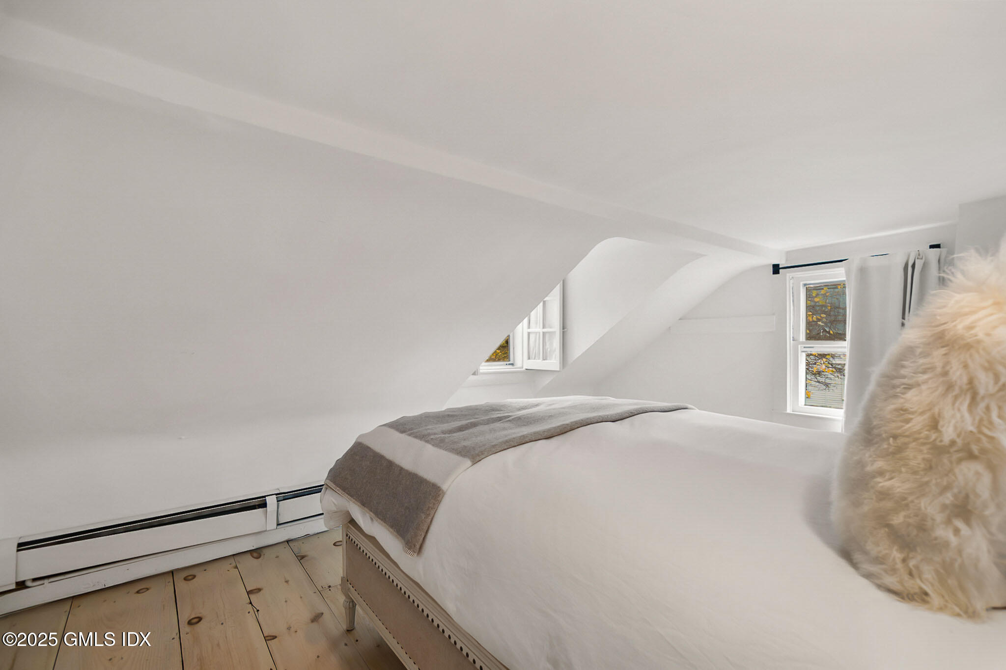 45 Burying Hill Road, Unit COTTAGE Greenwich, CT 06831 - Photo 14 of 19 a bedroom with a bed and a window