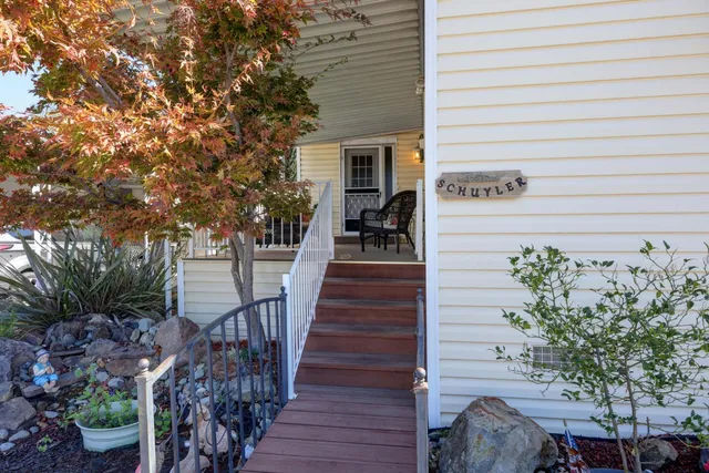 a view of a entryway of the house