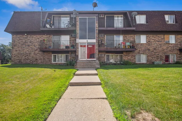 $1,400 | 2500 Mark Thomas Lane, Unit 7A, Hanover Park, IL 60133