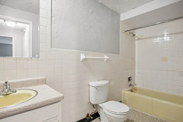 $1,375 | 2500 Mark Thomas Lane, Unit 7A, Hanover Park, IL 60133