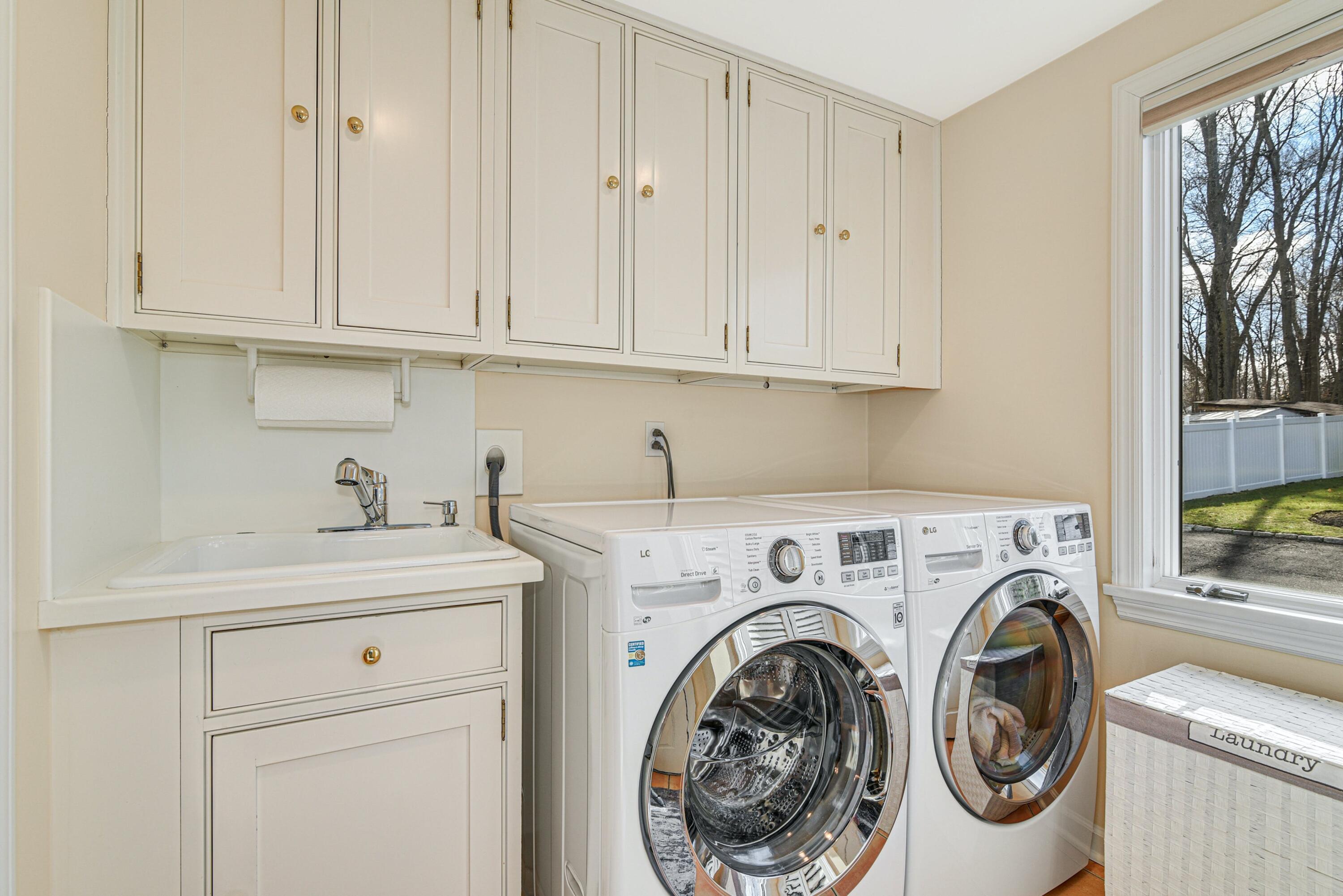 15 Ridgeview Avenue Darien, CT 06820 - Photo 12 of 25 12. Laundry Room