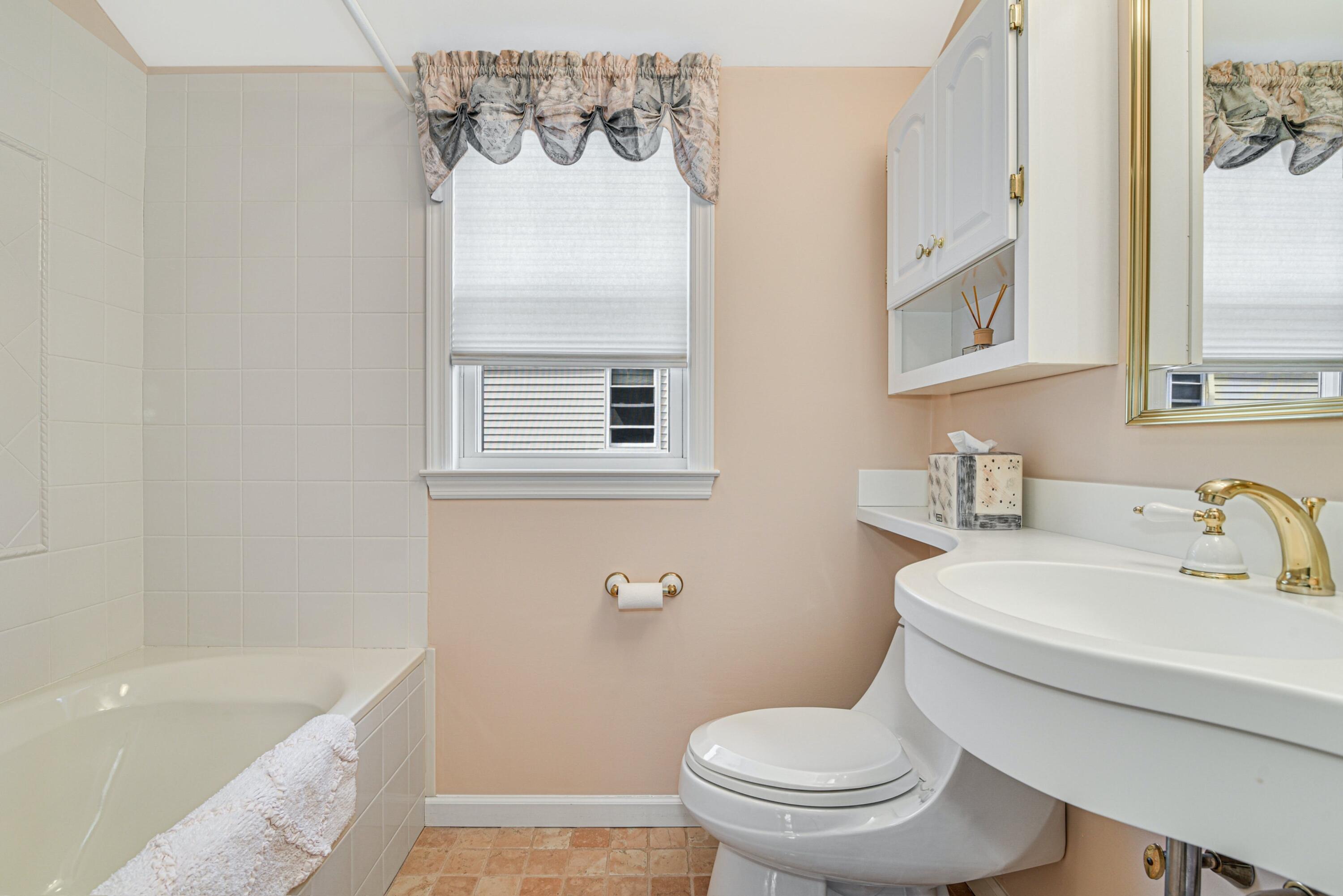 15 Ridgeview Avenue Darien, CT 06820 - Photo 20 of 25 20 - Hall Bath
