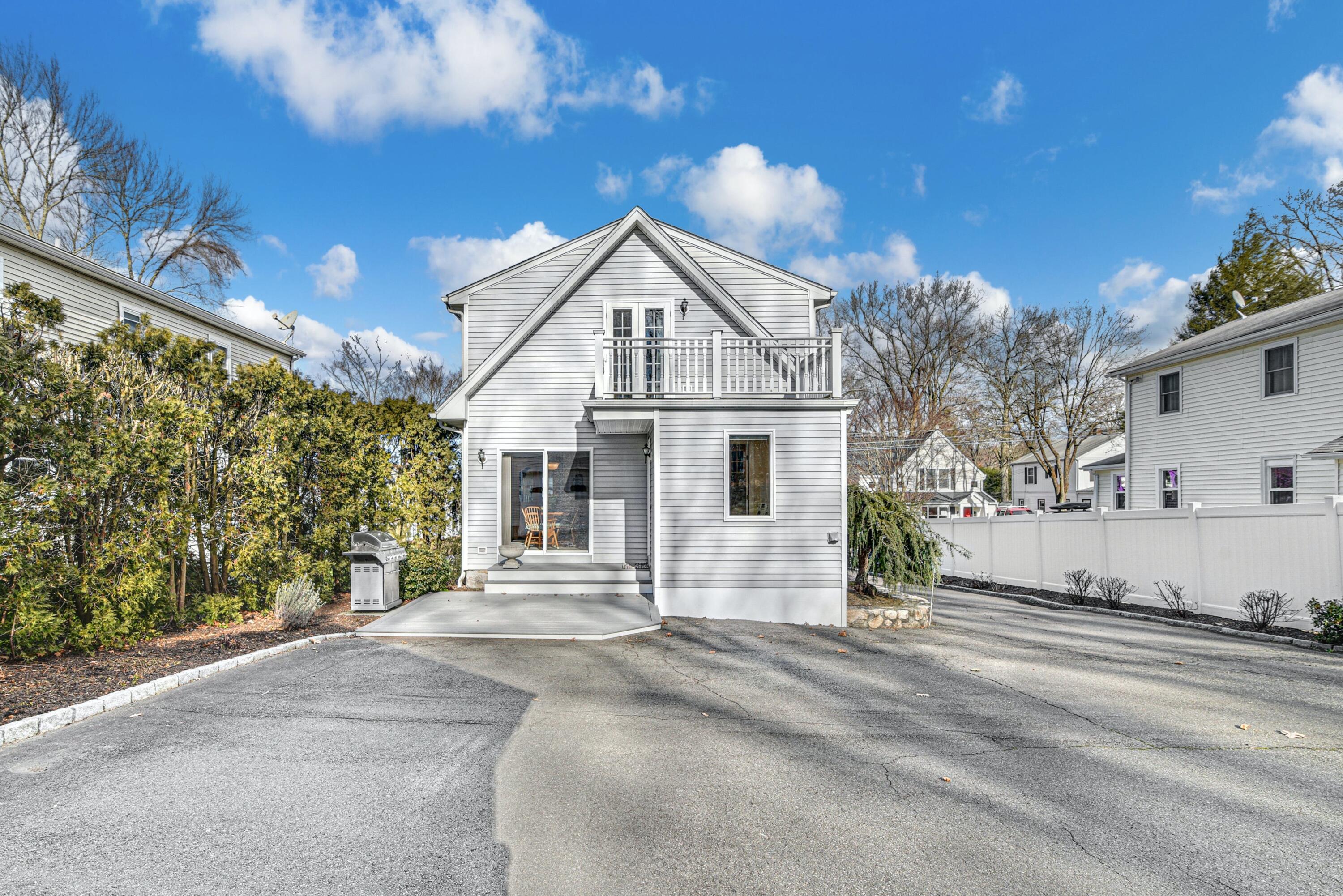 15 Ridgeview Avenue Darien, CT 06820 - Photo 22 of 25 22 - Back of House