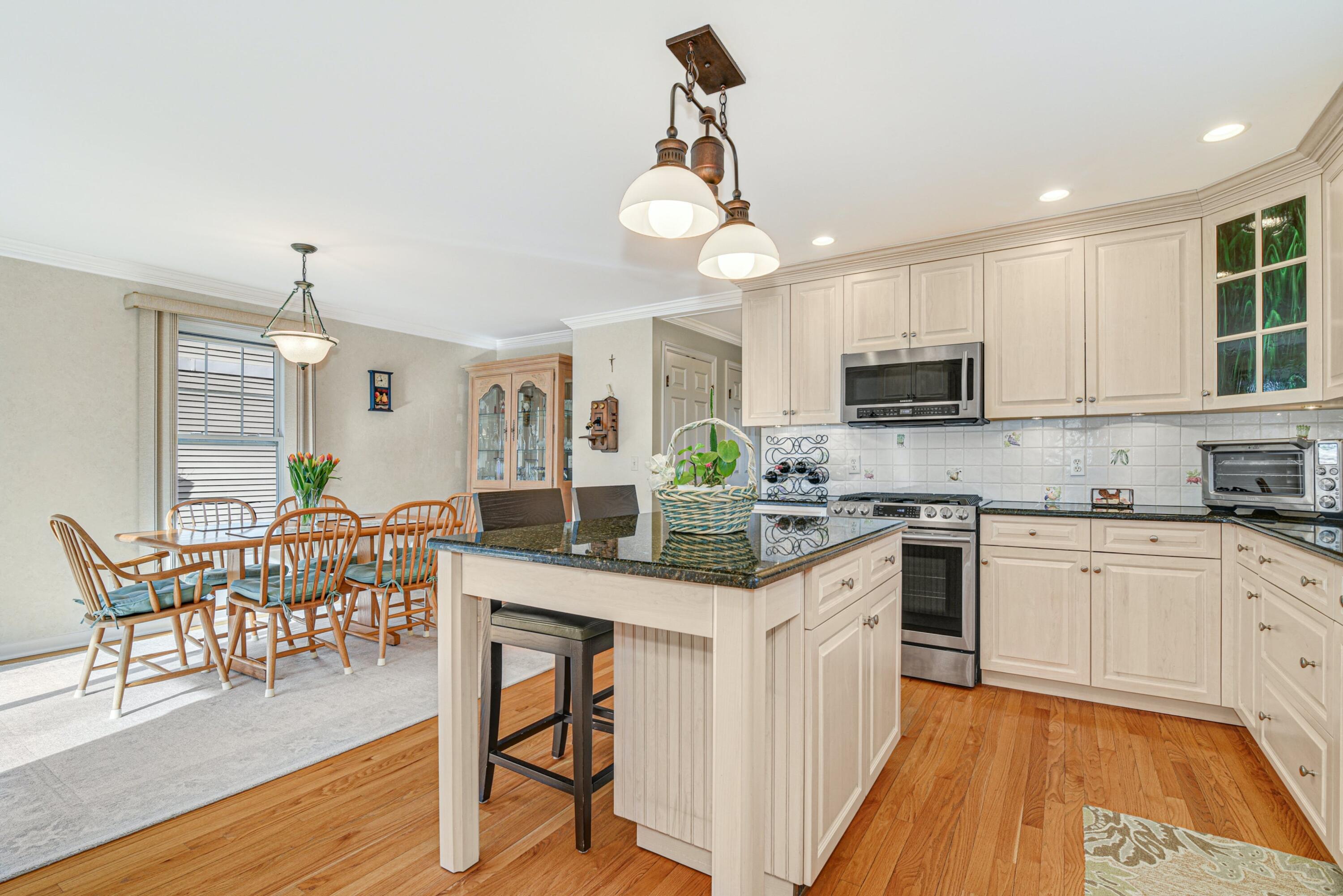 15 Ridgeview Avenue Darien, CT 06820 - Photo 4 of 25 4 - Kitchen to DIning Room