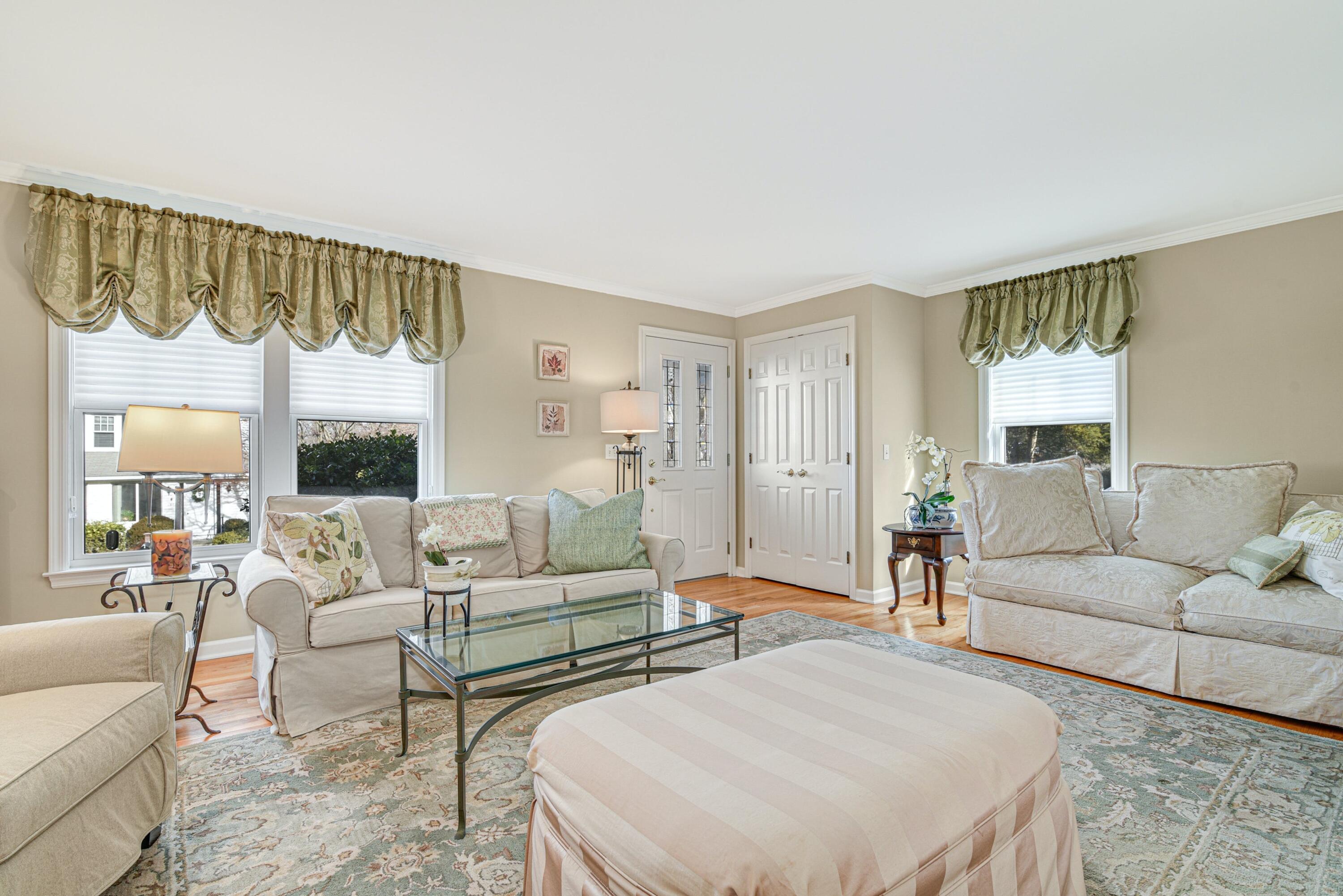 15 Ridgeview Avenue Darien, CT 06820 - Photo 9 of 25 9 - Living Room