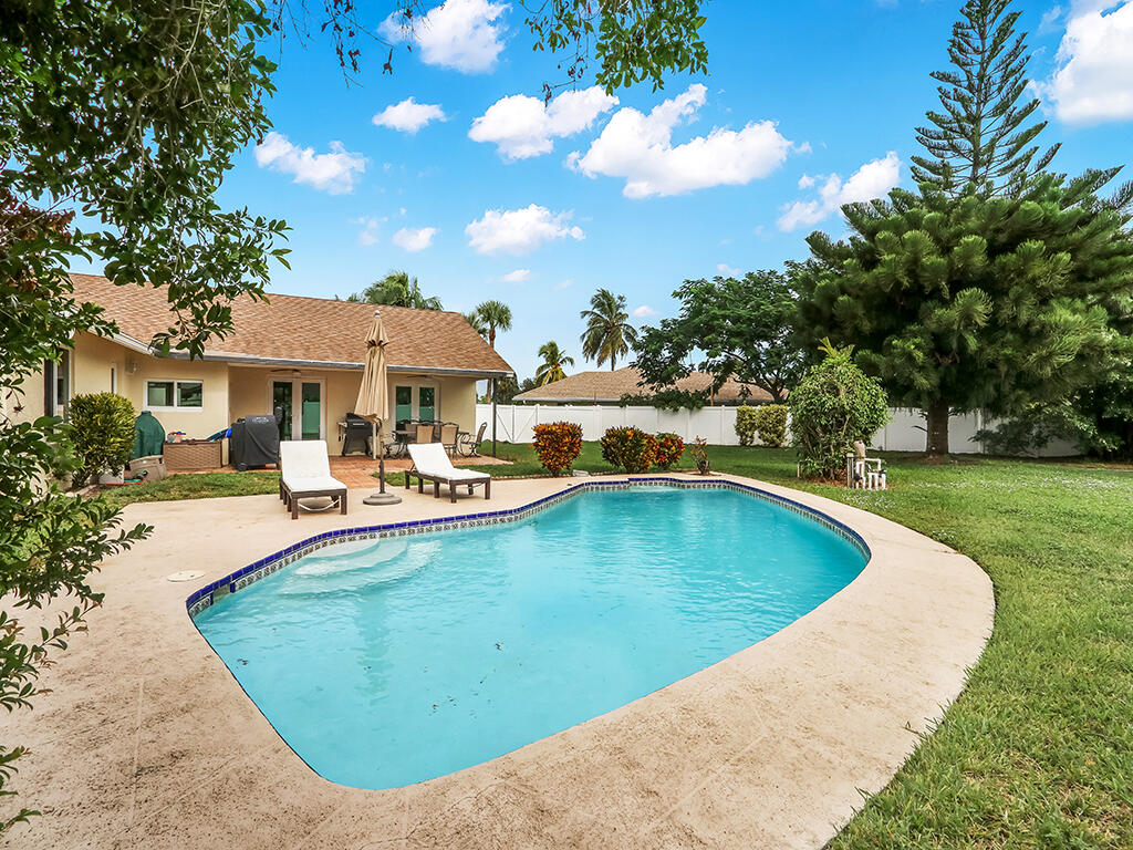 17722 Woodview Ter - Pool 3