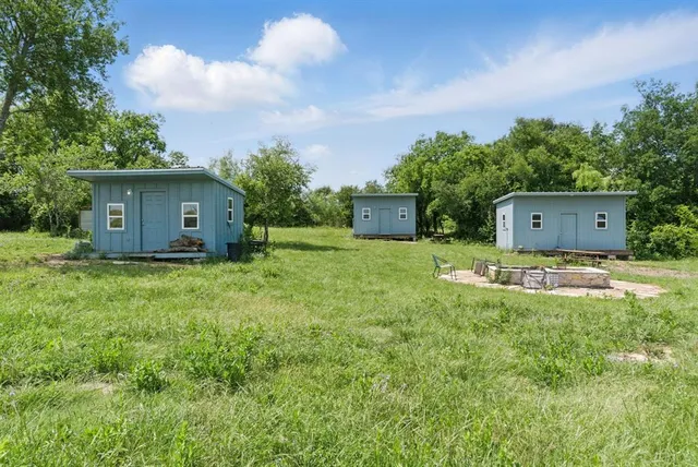 a view of a house with backyard and garden