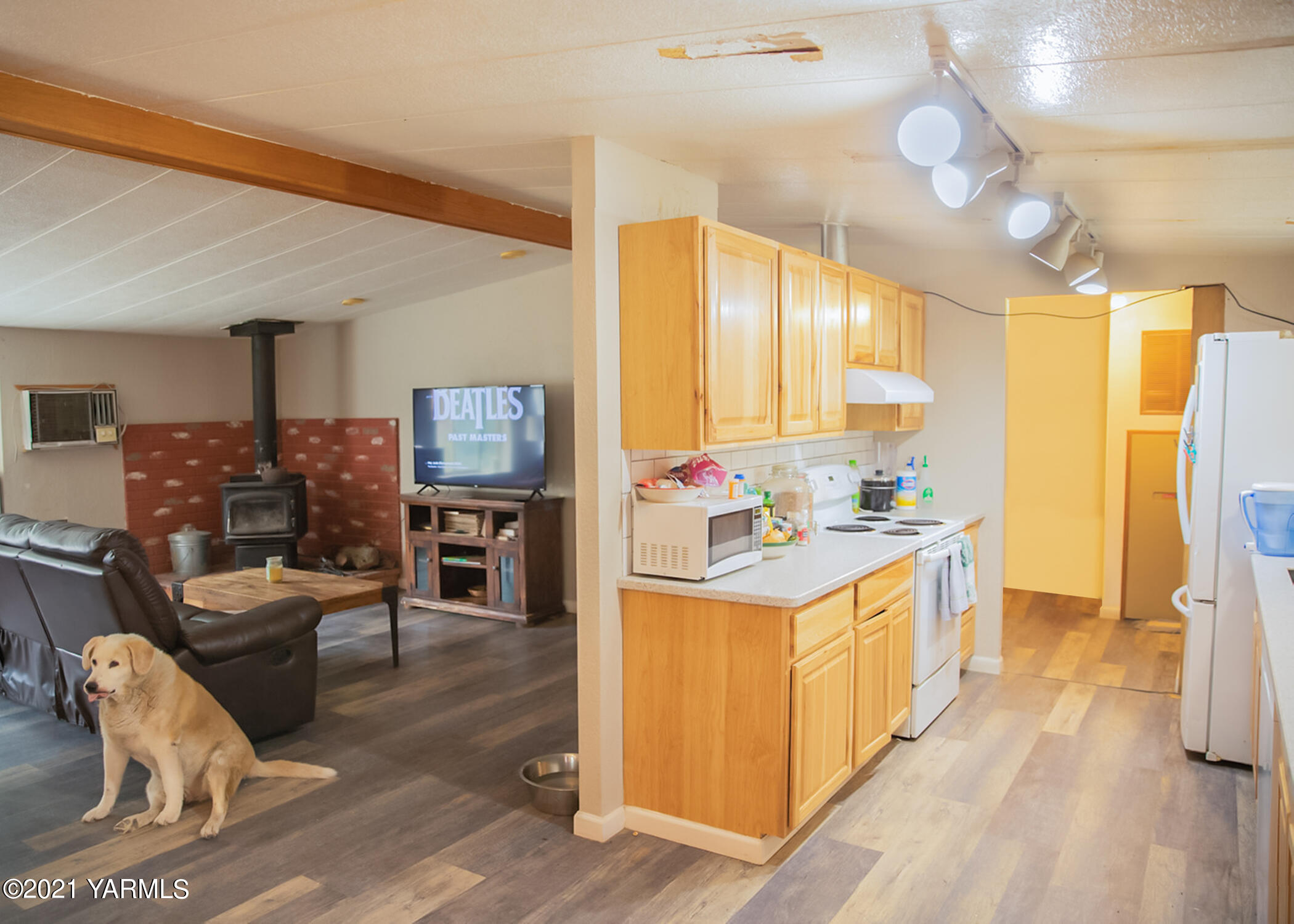 4221 Thorp Road Moxee, WA 98936 - Photo 5 of 14 Kitchen