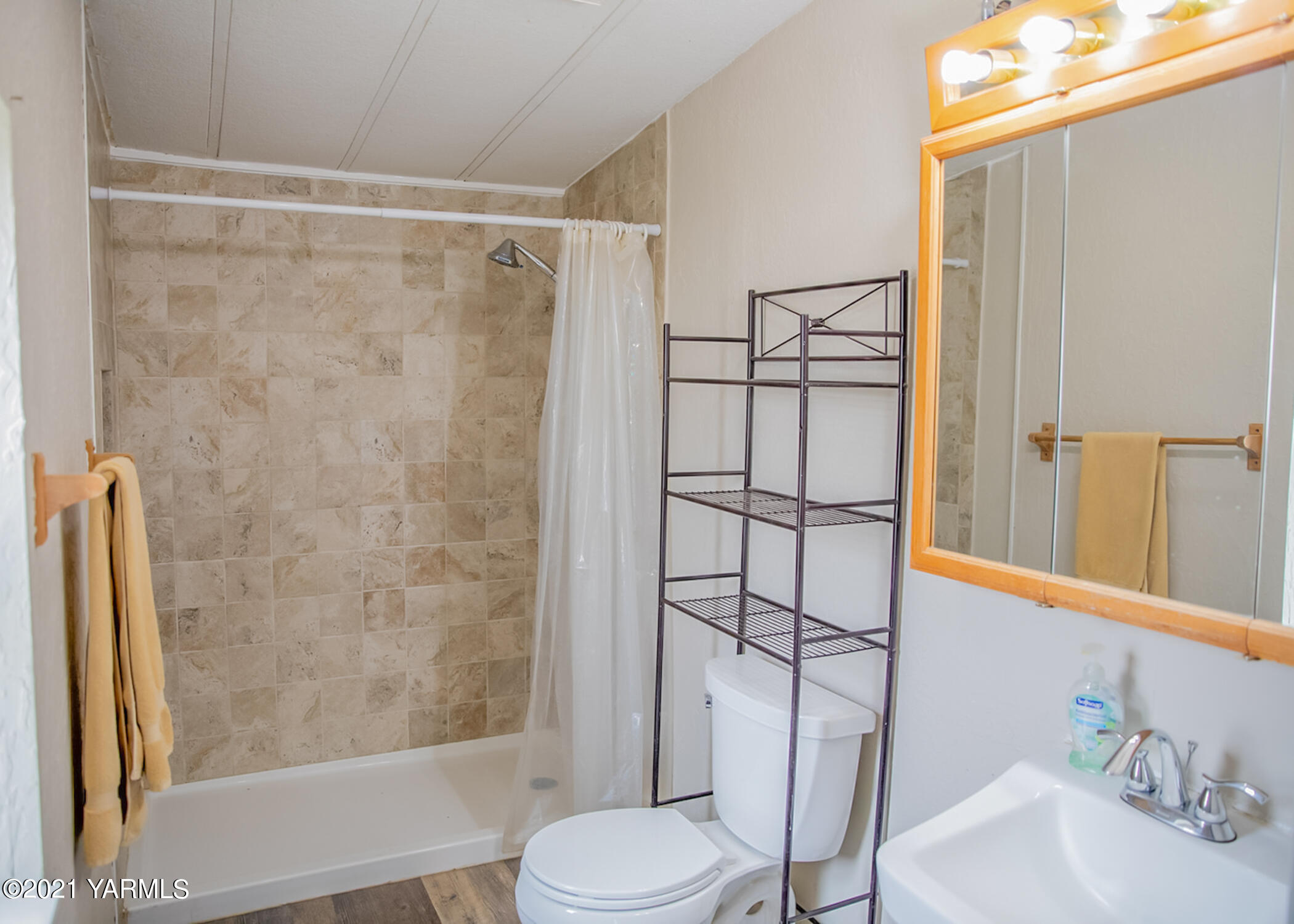 4221 Thorp Road Moxee, WA 98936 - Photo 8 of 14 Master Bath