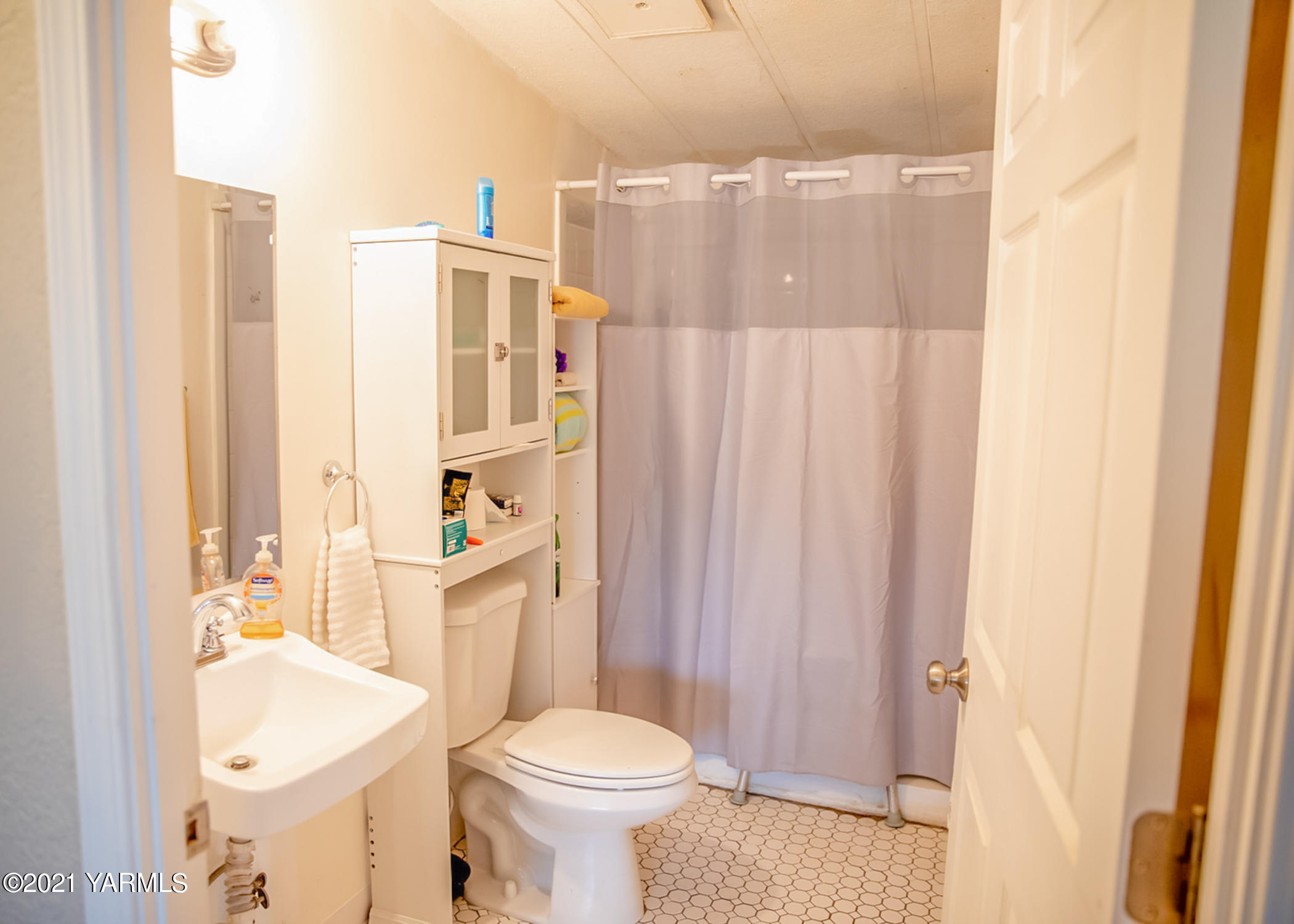 4221 Thorp Road Moxee, WA 98936 - Photo 10 of 14 Main Bath