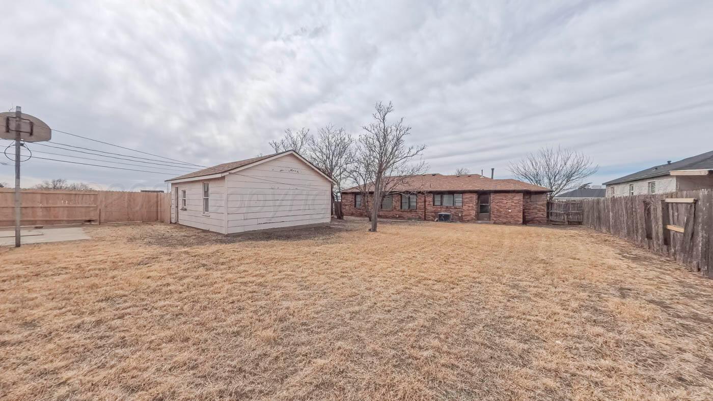 300 North Bryan Street Borger, TX 79007 - Photo 19 of 21 a view of backyard of house
