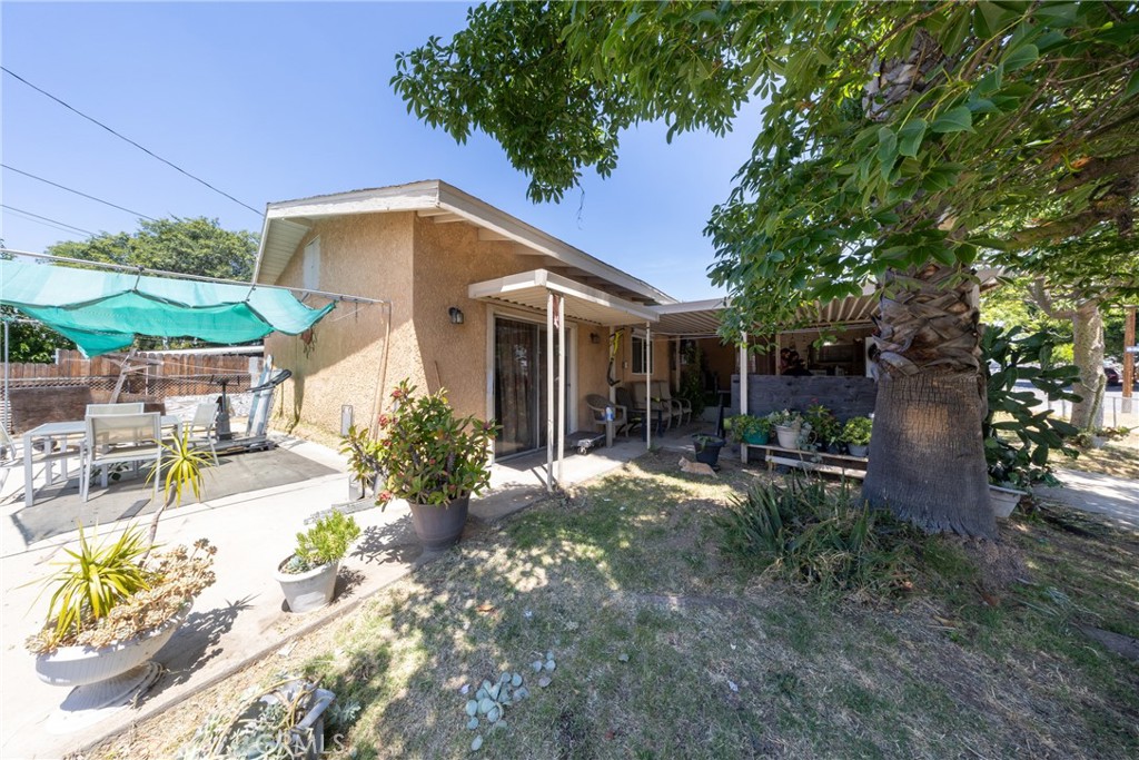 566 South Sage Avenue Rialto, CA 92376 - Photo 4 of 28 a view of a house with patio