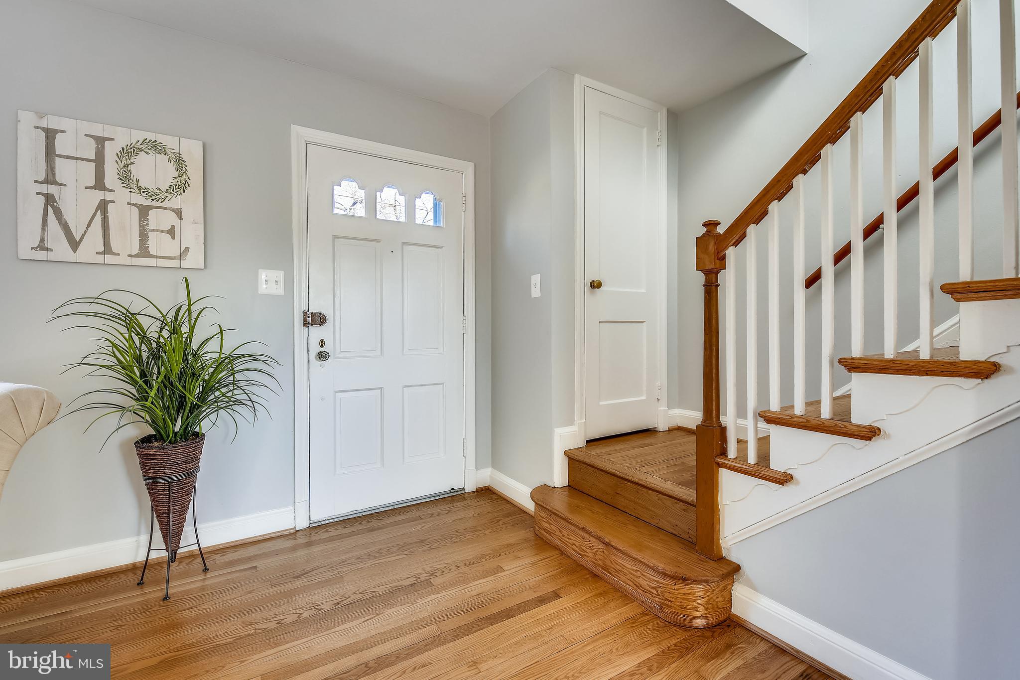 10406 Hemley Lane Silver Spring, MD 20902 - Photo 4 of 31 Welcoming entryway.