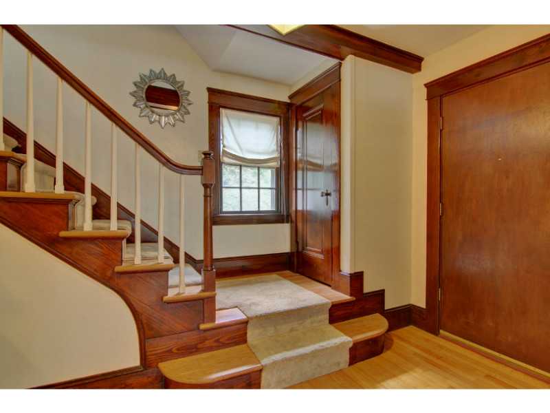 39 Edgehill Road Providence, RI 02906 - Photo 17 of 25 Entry.