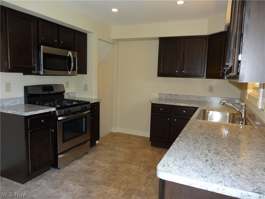 13505 Ruth Drive Strongsville, OH 44136 - Photo 11 of 31 Gallery Image 11