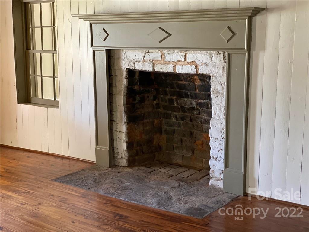 9425 Robinson Church Road Charlotte, NC 28215 - Photo 18 of 34 a room with window