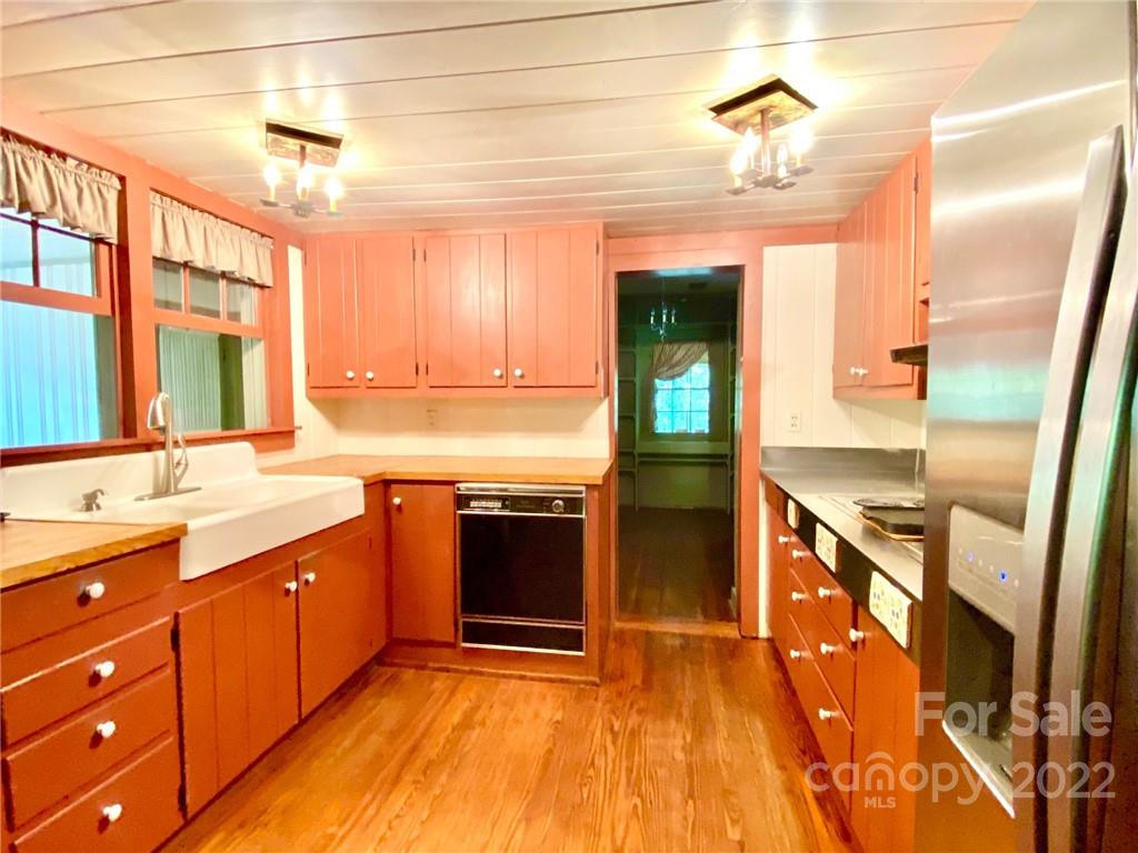 9425 Robinson Church Road Charlotte, NC 28215 - Photo 21 of 34 a kitchen with stainless steel appliances granite countertop a sink and a stove