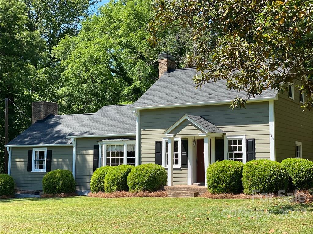 9425 Robinson Church Road Charlotte, NC 28215 - Photo 5 of 34 a front view of a house with garden