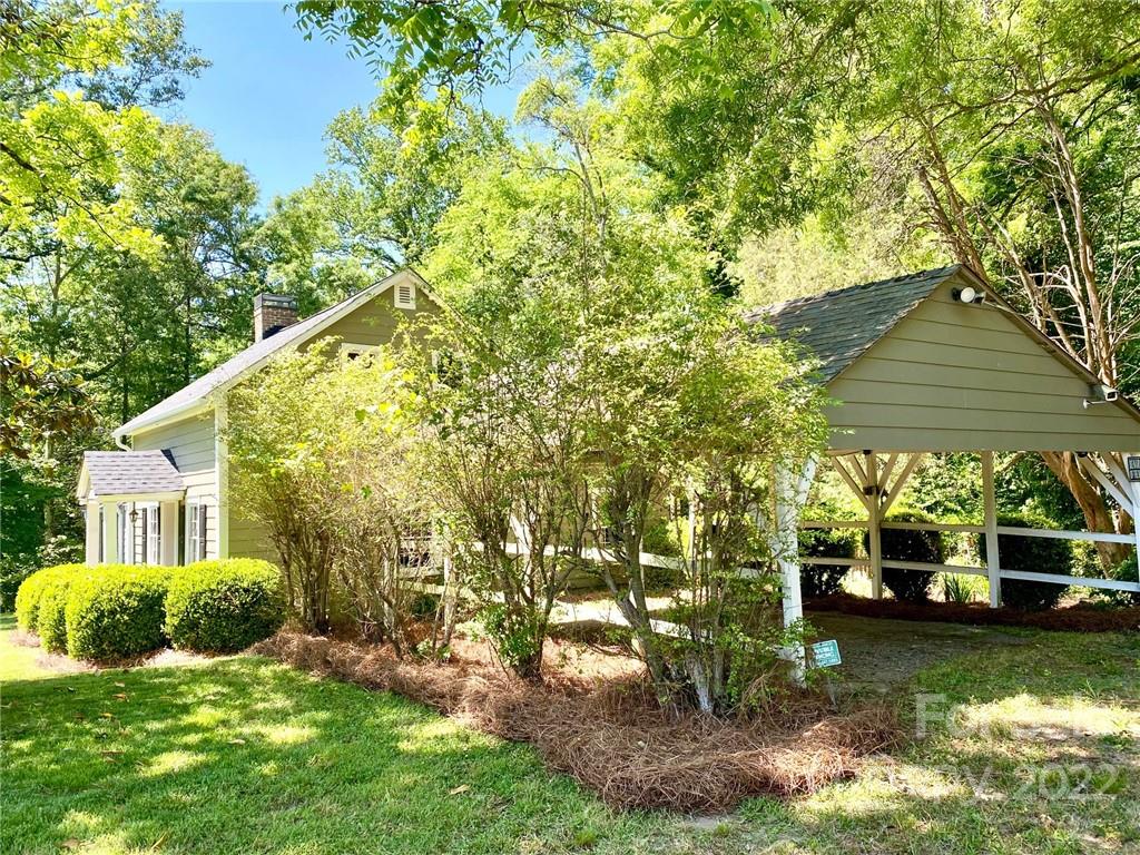 9425 Robinson Church Road Charlotte, NC 28215 - Photo 8 of 34 a backyard of a house with lots of green space