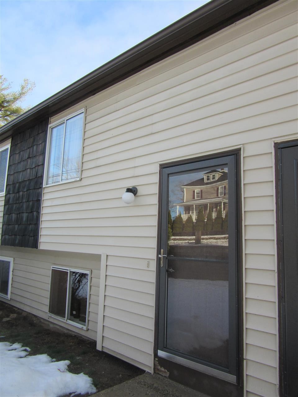 897 Mammoth Road, Unit 2 Manchester, NH 03104 - Photo 3 of 12