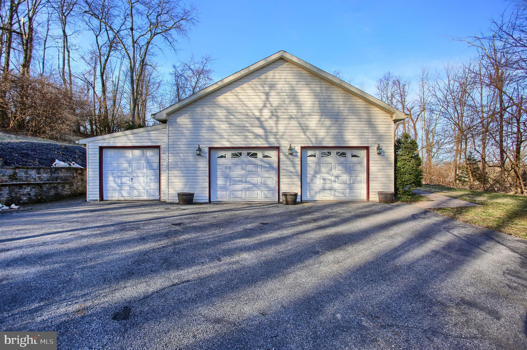 27 Junction Road Dillsburg, PA 17019 - Photo 6 of 49 3 Car Garage
