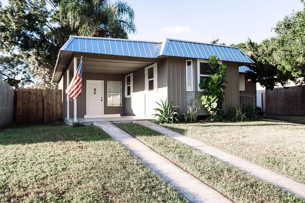904 Palermo Road St. Augustine, FL 32086 - Photo 14 of 17 a front view of a house with garden