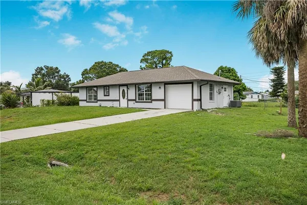a view of a house with a yard