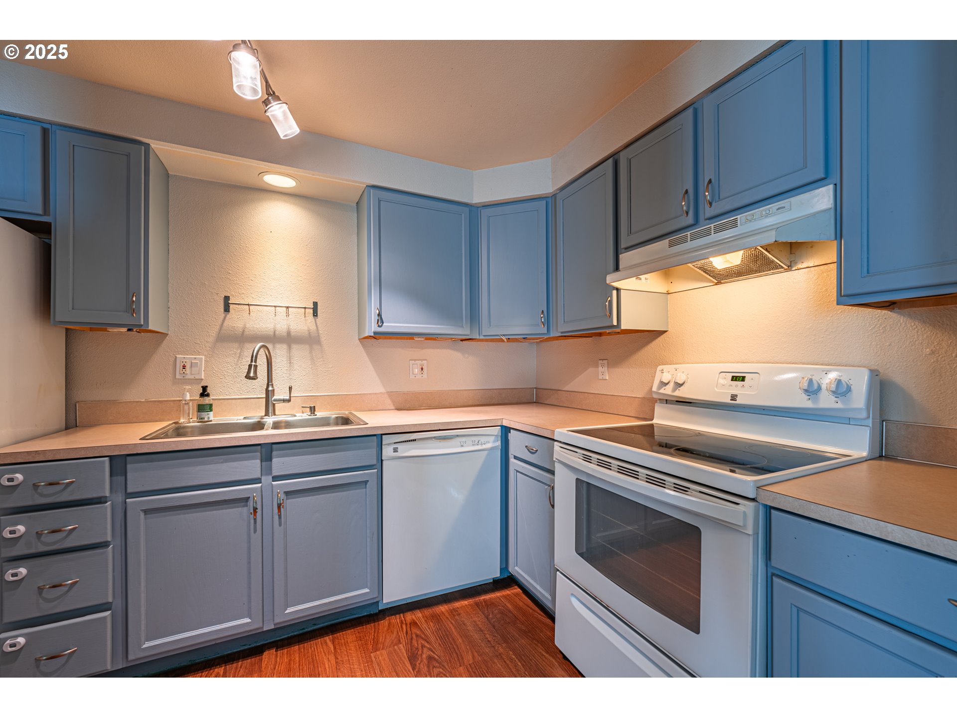 2111 Hawkins Lane Eugene, OR 97405 - Photo 7 of 28