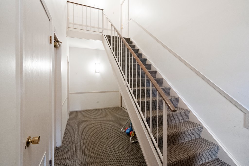 918 East Kings Row, Unit 1 Palatine, IL 60074 - Photo 10 of 36 a view of entryway