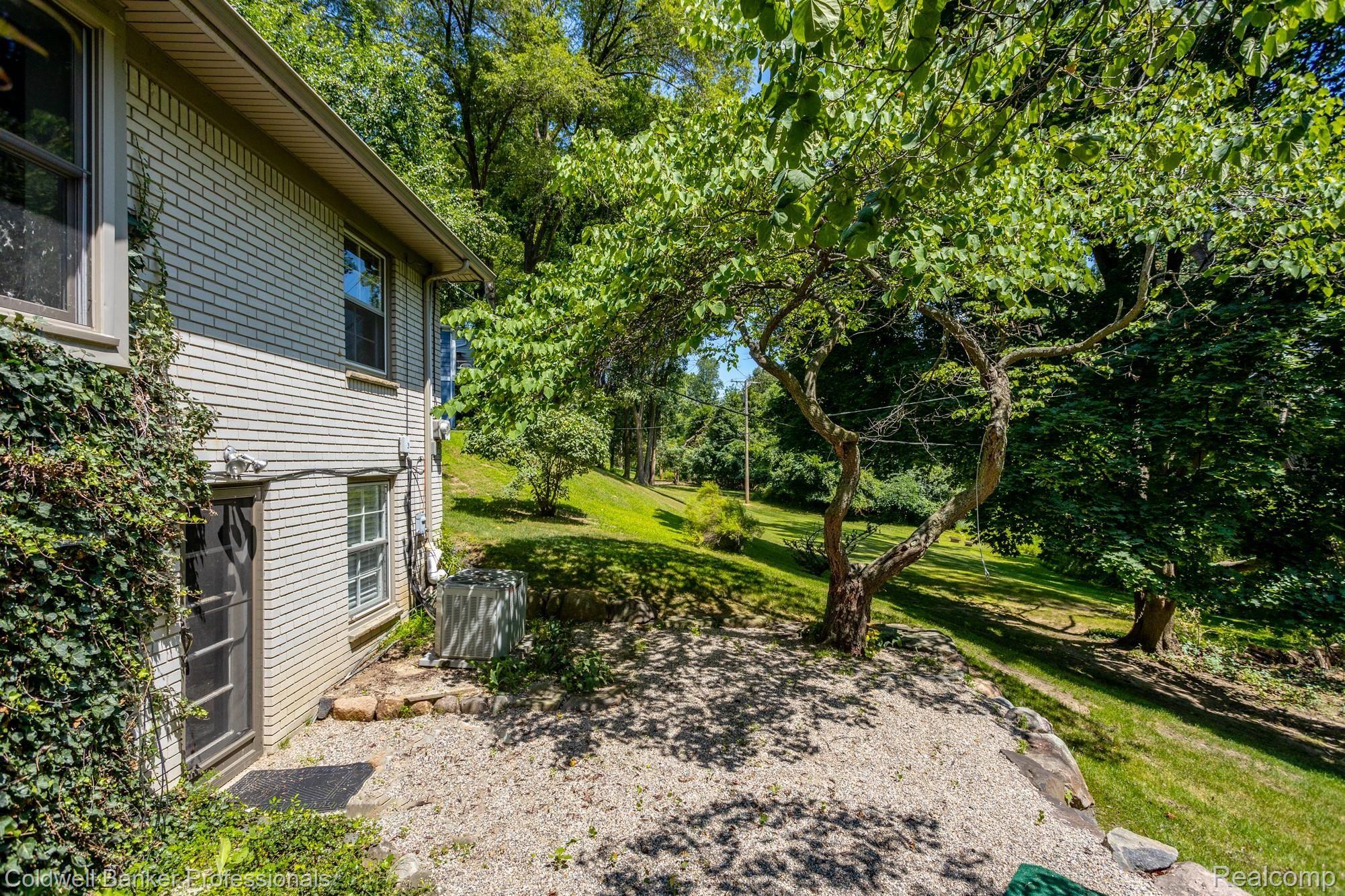 2623 Worcester Road West Bloomfield, MI 48323 - Photo 2 of 68 2623 Worcester S015.jpg