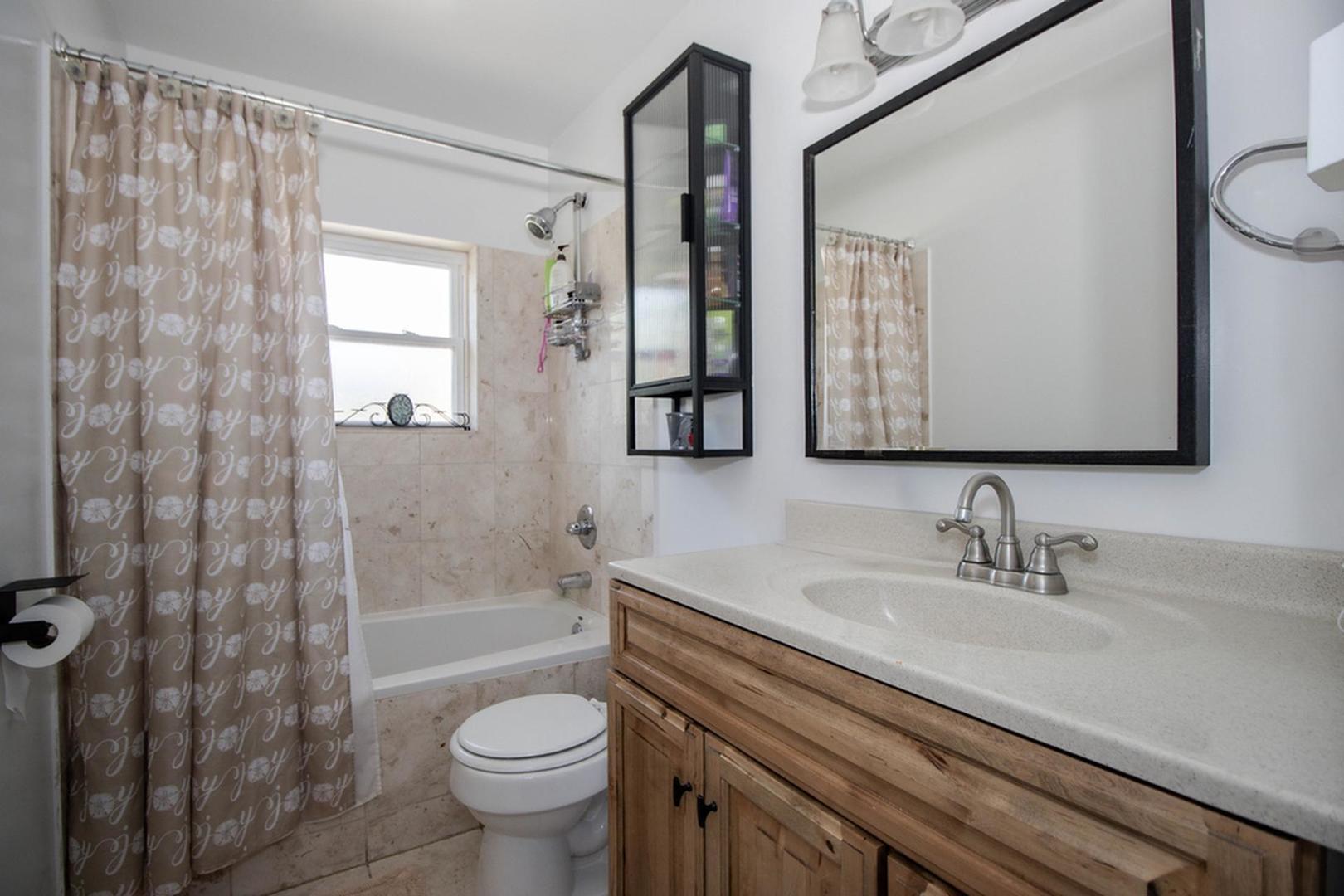 2065 West Farwell Avenue, Unit 3N Chicago, IL 60645 - Photo 8 of 15