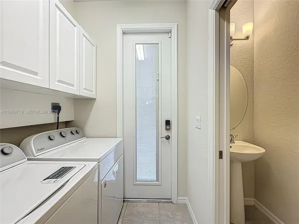 $3,500 | 1240 Eucalyptus Drive, Unit 4, Hollywood, FL 33021