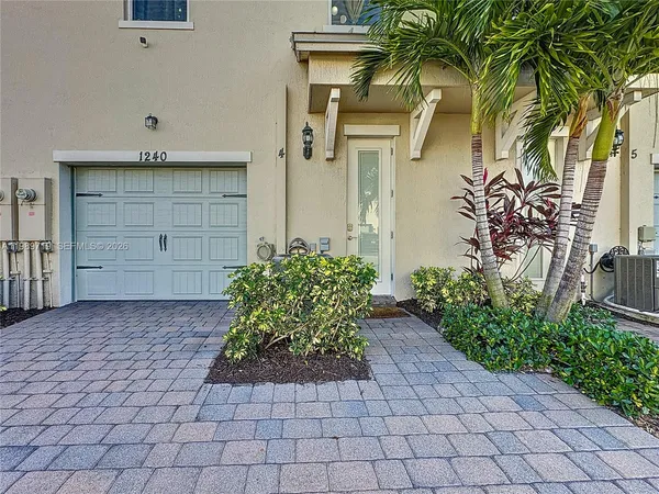 $3,500 | 1240 Eucalyptus Drive, Unit 4, Hollywood, FL 33021