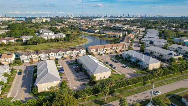 $3,500 | 1240 Eucalyptus Drive, Unit 4, Hollywood, FL 33021
