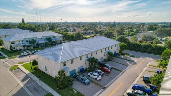 $3,500 | 1240 Eucalyptus Drive, Unit 4, Hollywood, FL 33021