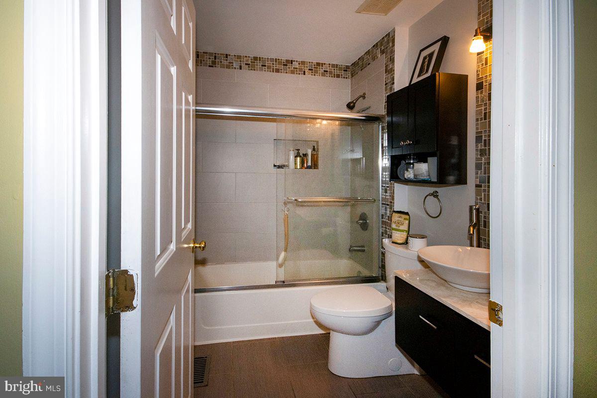 60 Vance Avenue Sicklerville, NJ 08081 - Photo 27 of 42 Hall Bathroom: Upgraded