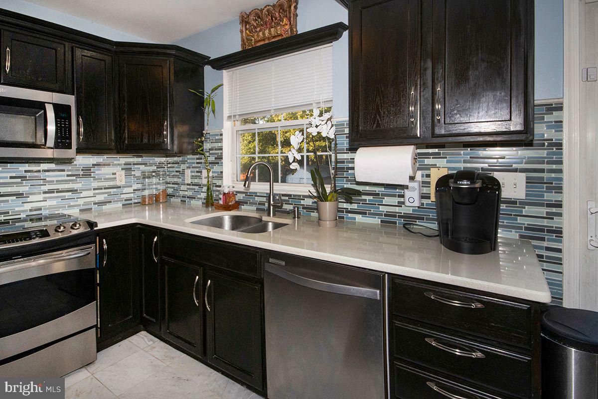 60 Vance Avenue Sicklerville, NJ 08081 - Photo 6 of 42 Kitchen: Quartz Countertops