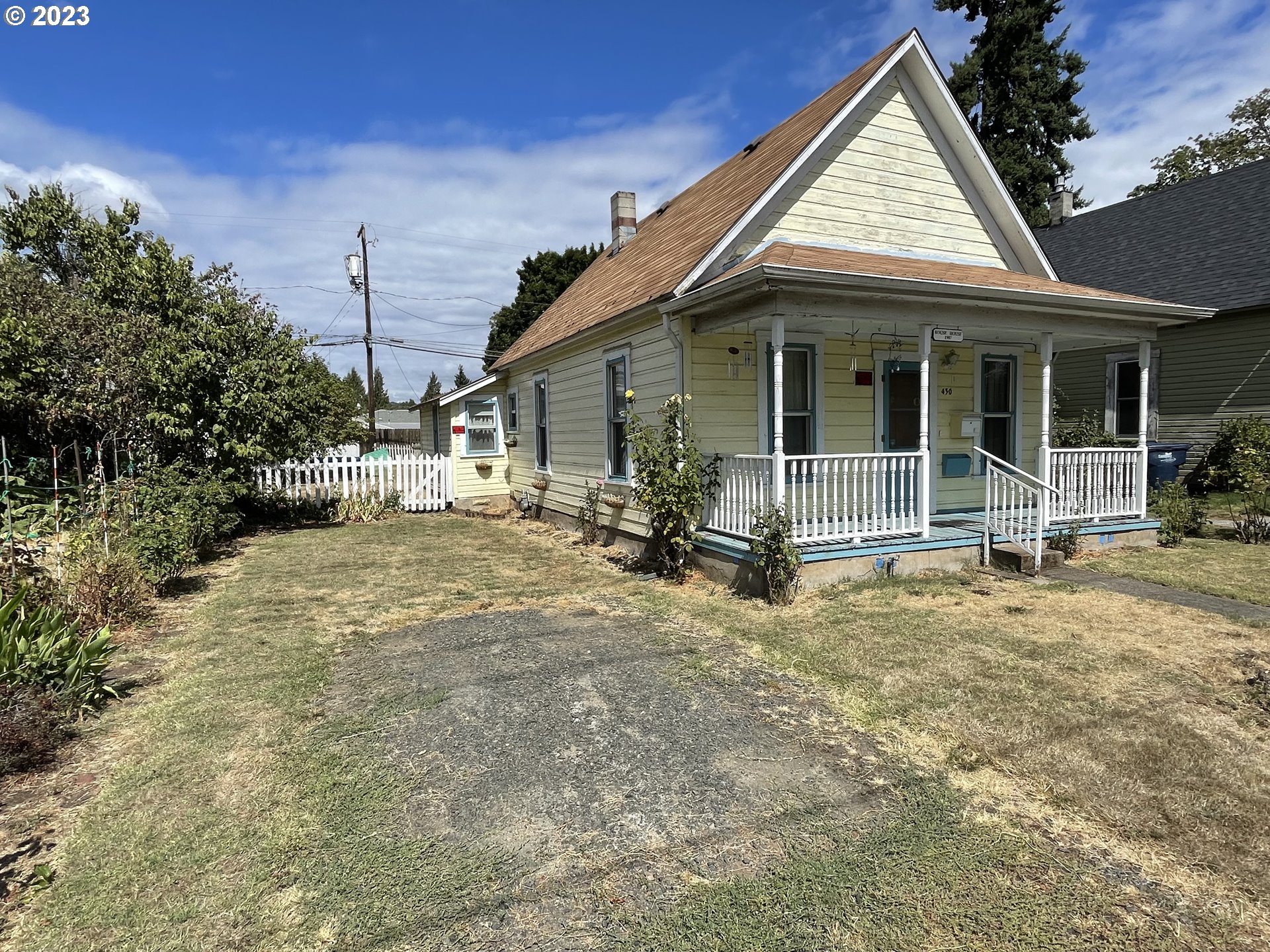 a view of a house with backyard