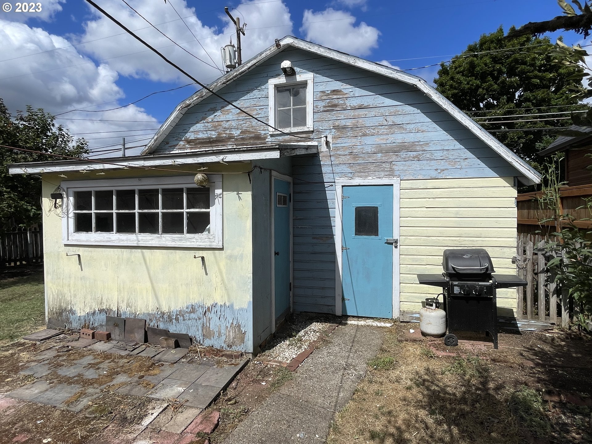 430 E Street Springfield, OR 97477 - Photo 12 of 29 a backyard of a house with outdoor seating