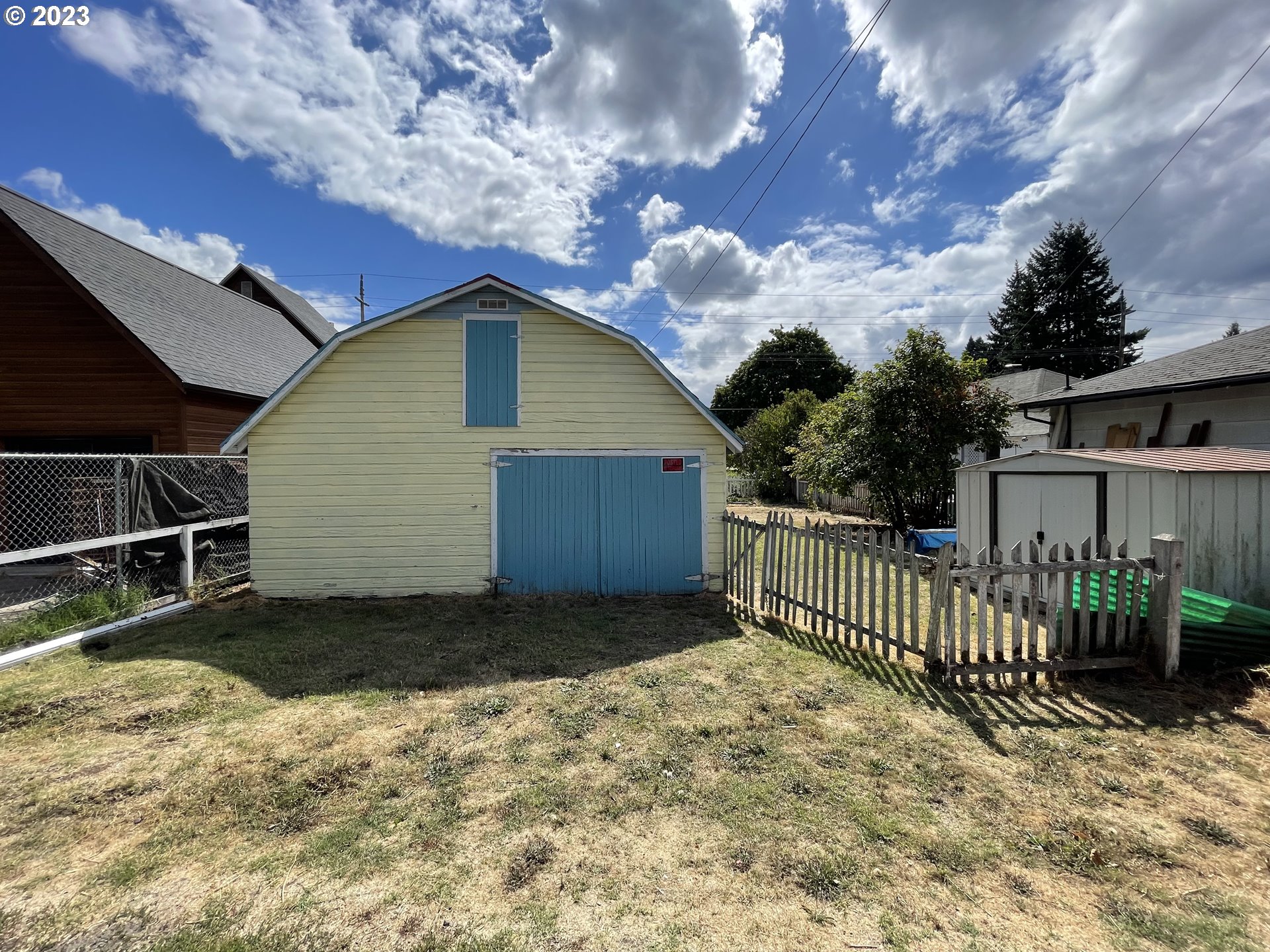 430 E Street Springfield, OR 97477 - Photo 10 of 29 a house view with a backyard