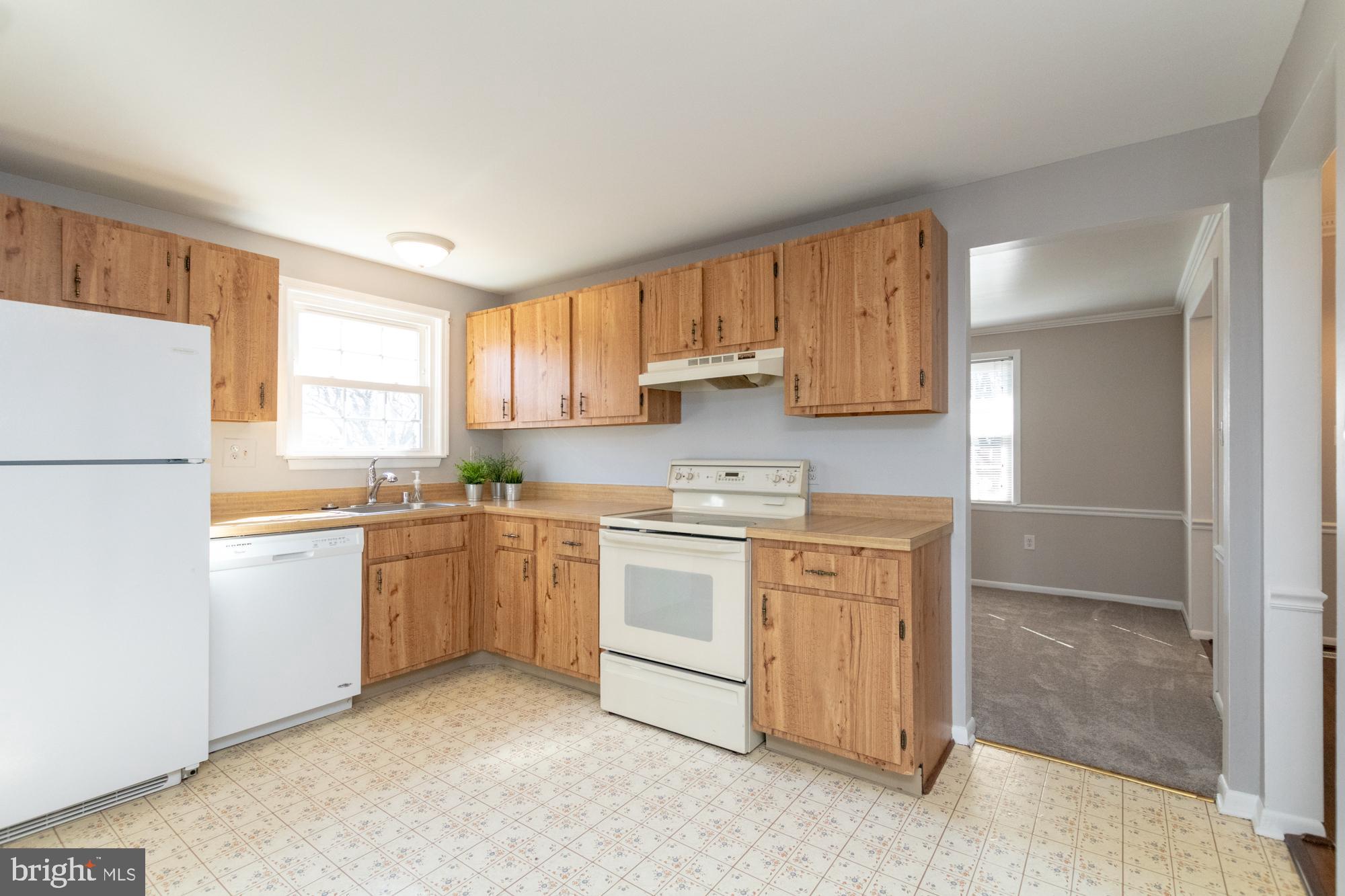 9221 Bowline Road Baltimore, MD 21236 - Photo 15 of 48 Appliances convey with the kitchen