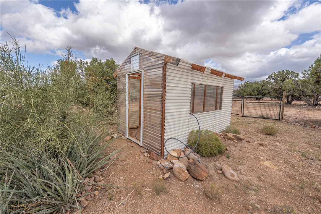 2765 North Silver Springs Road Kingman, AZ 86401 - Photo 56 of 60 a view of a house with backyard and garden