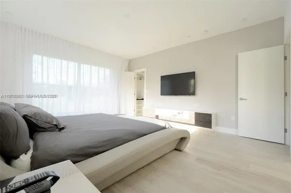 $17,500 | 880 North Venetian Drive, Miami Beach, FL 33139