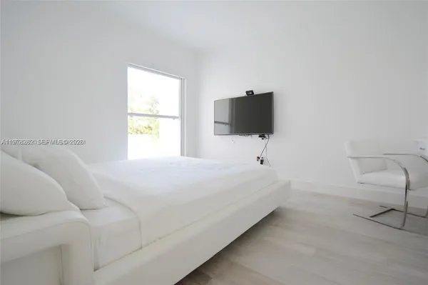 $17,500 | 880 North Venetian Drive, Miami Beach, FL 33139