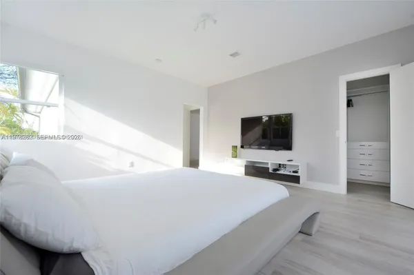 $17,500 | 880 North Venetian Drive, Miami Beach, FL 33139