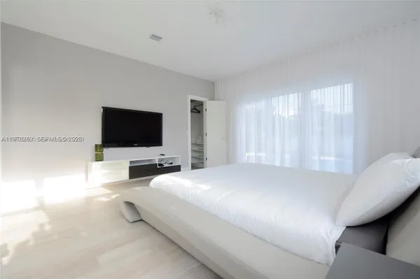 $17,500 | 880 North Venetian Drive, Miami Beach, FL 33139