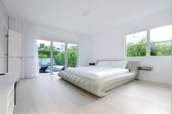 $17,500 | 880 North Venetian Drive, Miami Beach, FL 33139