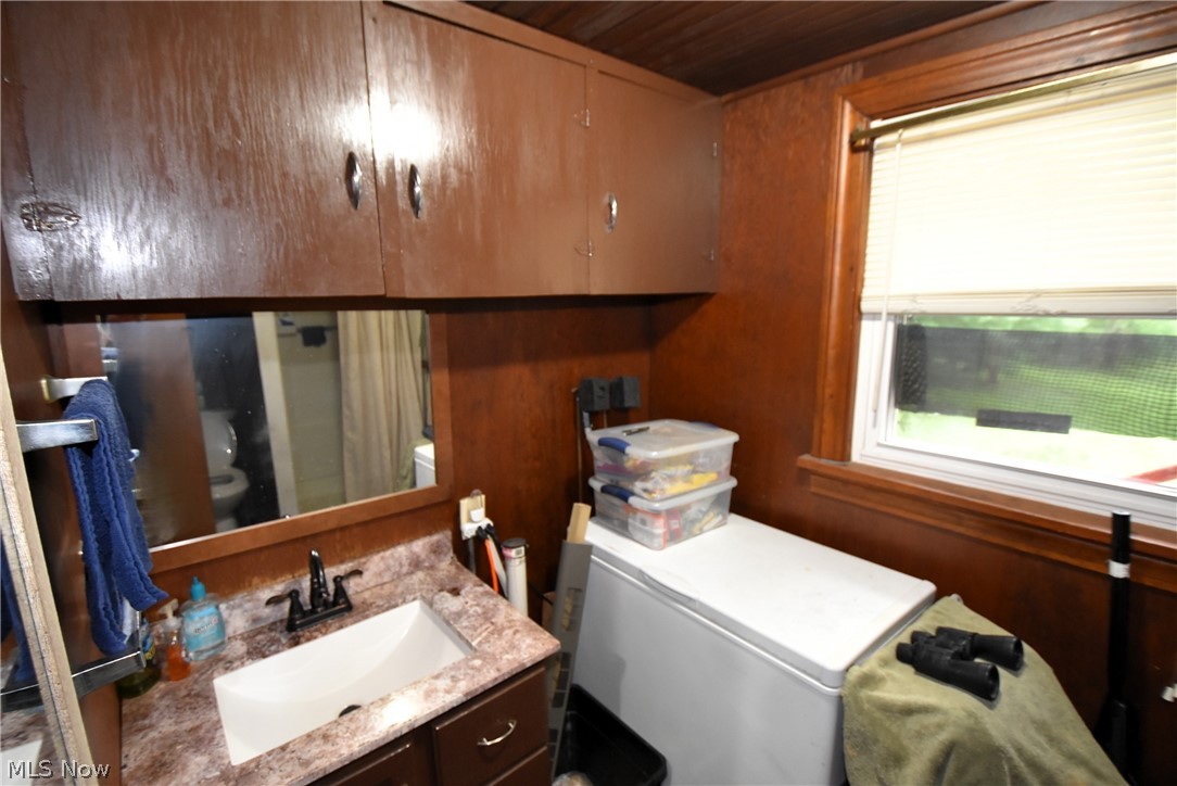 3260 Vestal Road Youngstown, OH 44509 - Photo 8 of 17 1st floor sbathroom with shower