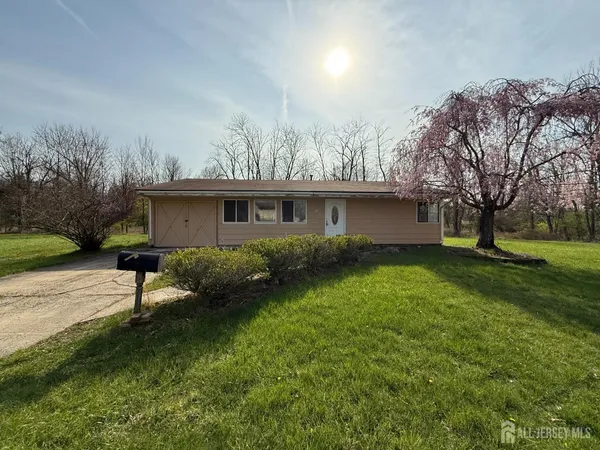 $2,995 | 8 Poe Court, Kendall Park, NJ 08824