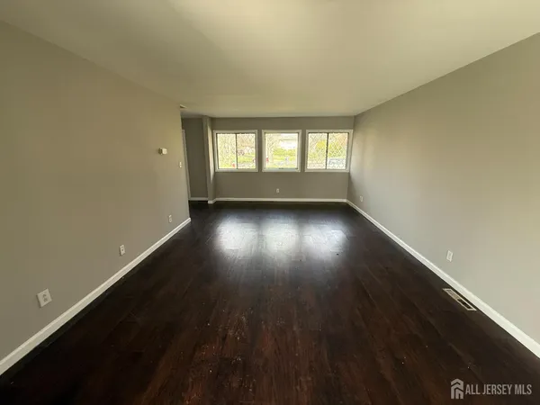 $2,995 | 8 Poe Court, Kendall Park, NJ 08824